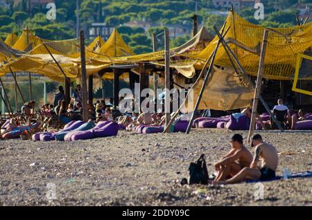 Vue générale de Palaia Fochaia sur la Côte d'Azur athénienne en Grèce. Les gens se détendent sur la plage - photo: Geopix Banque D'Images