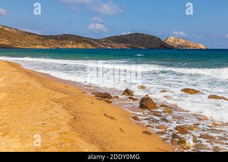 Vue sur la plage de Psathi sur la côte est d'iOS. Grèce. Banque D'Images