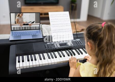 Musique Piano cours d'Internet à la maison. Étudier en ligne Banque D'Images