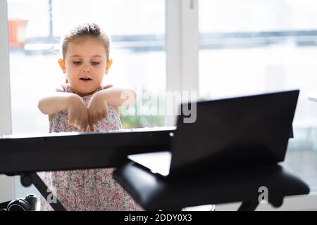 Musique Piano cours d'Internet à la maison. Étudier en ligne Banque D'Images