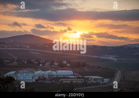 Magnifique coucher de soleil sur les montagnes du Liban South Border Village Banque D'Images