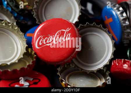 Saragosse, Espagne - 28 octobre 2020: Collection de capsules de bouteilles de différents types de boissons, une casquette Coca Cola se distingue. Banque D'Images