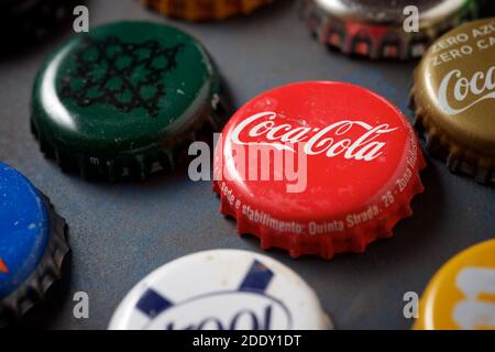 Saragosse, Espagne - 28 octobre 2020: Collection de capsules de bouteilles de différents types de boissons, une casquette Coca Cola se distingue. Banque D'Images