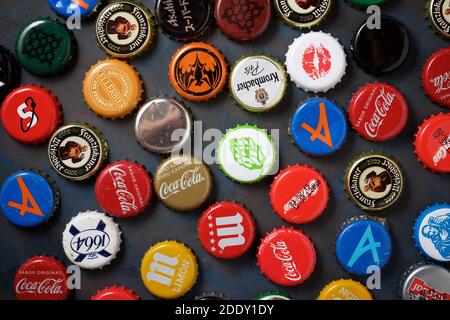 Saragosse, Espagne - 28 octobre 2020 : collection de capsules de bouteilles de différents types de boissons. Banque D'Images