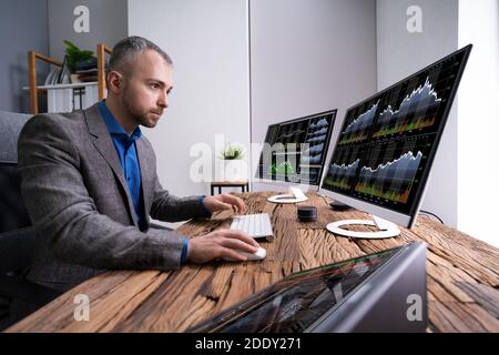 Analyste courtier ou Trader travaillant avec des données financières sur ordinateur Banque D'Images