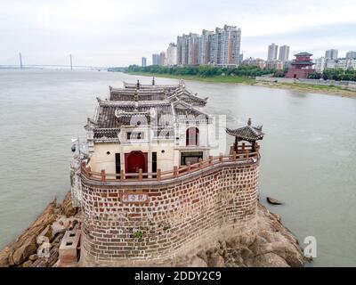 Ezhou de la province de hubei 'pavillon fort: Yangtze River LTD PAM à Los Angeles - le pavillon de la déesse de la miséricorde' Miles le premier pavillon de la rivière Yangtze' Banque D'Images