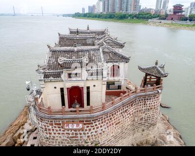 Ezhou de la province de hubei 'pavillon fort: Yangtze River LTD PAM à Los Angeles - le pavillon de la déesse de la miséricorde' Miles le premier pavillon de la rivière Yangtze' Banque D'Images