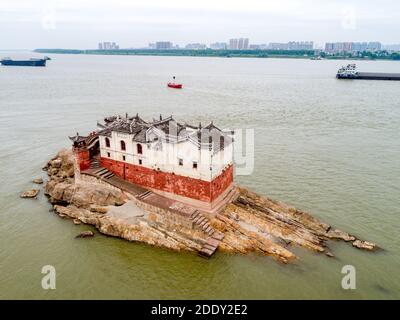 Ezhou de la province de hubei 'pavillon fort: Yangtze River LTD PAM à Los Angeles - le pavillon de la déesse de la miséricorde' Miles le premier pavillon de la rivière Yangtze' Banque D'Images