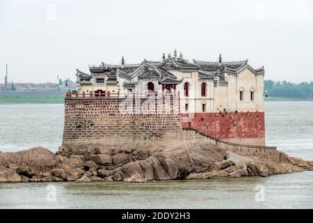 Ezhou de la province de hubei 'pavillon fort: Yangtze River LTD PAM à Los Angeles - le pavillon de la déesse de la miséricorde' Miles le premier pavillon de la rivière Yangtze' Banque D'Images