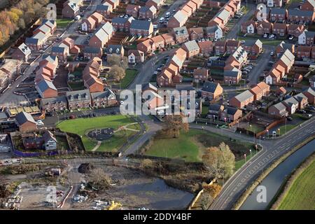 Vue aérienne du développement du logement Taylor Wimpey Albion Lock à Sandbach, Cheshire, Royaume-Uni Banque D'Images