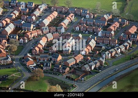 Vue aérienne du développement du logement Taylor Wimpey Albion Lock à Sandbach, Cheshire, Royaume-Uni Banque D'Images