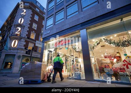 Londres, Royaume-Uni. - 26 novembre 2020 : le stock est introduit dans le magasin Cath Kidston de Piccadilly en vue de sa réouverture après verrouillage. Le magasin est seulement un point de vente britannique récupéré après que la chaîne a été mise en administration pendant les premiers stades de la pandémie du coronavirus. Banque D'Images