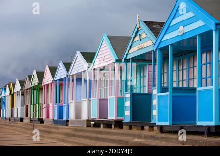 Huttes de plage colorées sur le front de mer à Southwold, Suffolk Banque D'Images