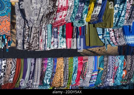 Longis longyis coloré en vente sur stand à Bagan, Myanmar (Birmanie), l'Asie en février Banque D'Images