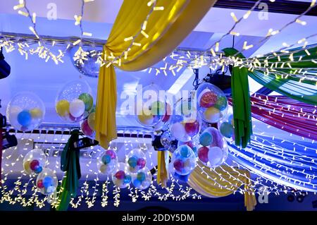 Ballons dans lesquels les petites boules sont Banque D'Images