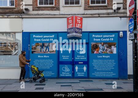 Slough, Berkshire, Royaume-Uni. 15 novembre 2020. Le taux de cas positifs de Covid-19 continue d'augmenter à un rythme alarmant. Au début du deuxième confinement en Angleterre, le taux de cas positifs de Covid-19 était de 212.0 pour cent mille personnes, mais on rapporte maintenant qu'il est de 256.8. Certaines parties de Slough High Street étaient encore occupées ce matin avec des acheteurs qui faisaient leurs achats essentiels. Crédit : Maureen McLean/Alay Banque D'Images