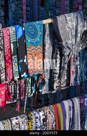 Longis longyis coloré en vente sur stand à Bagan, Myanmar (Birmanie), l'Asie en février Banque D'Images