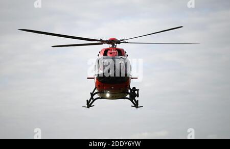 20 novembre 2020, Bade-Wurtemberg, Rheinmünster: L'hélicoptère de soins intensifs Christoph 111 de la DRF Stiftung Luftrettung gemeinnützige AG commence sa mission. Photo: Marijan Murat/dpa Banque D'Images