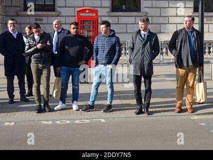 Sir Graham Brady MP [tout à droite] (con: Altrincham et sale West) Président du Comité 1922 attendant de traverser la route à Whitehall Banque D'Images