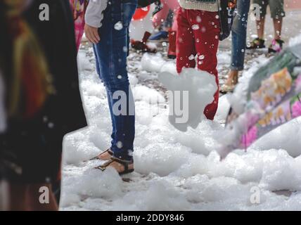 Beaucoup de mousse sous les pieds des gens pendant la soirée disco. Banque D'Images