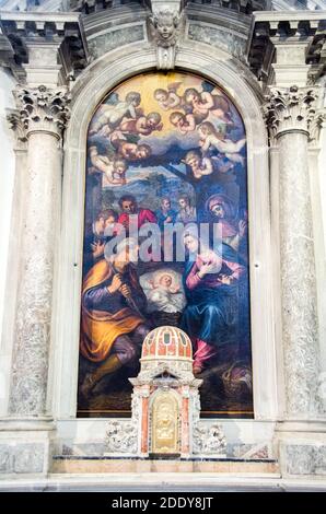 Le retable de la Nativité et de Saint Dominique de Tintoretto dans l'église de la Madonna dell'Orto - Venise, Italie Banque D'Images