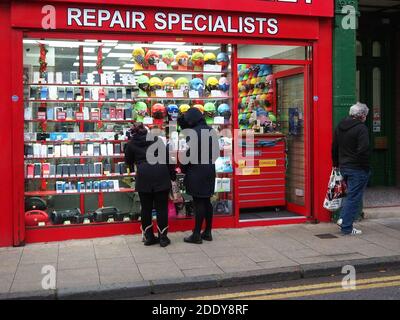 Sheerness, Kent, Royaume-Uni. 27 novembre 2020. Swale Covid hotspot: Sheerness High Street dans le Kent ce matin. Crédit : James Bell/Alay Live News Banque D'Images