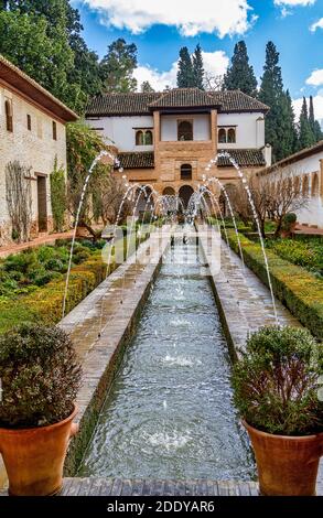Fontaine et chenal à Generalife Palace, Alhambra, Espagne. Banque D'Images