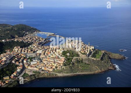 Italie, Sardaigne: au nord de l'île, sur un promontoire face au golfe d'Asinara, vue aérienne de la ville de Castelsardo considéré comme l'un des plus être Banque D'Images