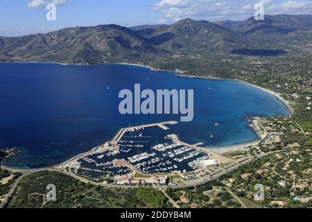 Italie, Sardaigne : vue aérienne de Villasimius et de son port de plaisance, au sud-est de l'île Banque D'Images