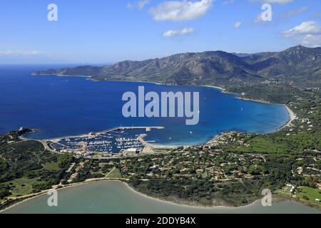 Italie, Sardaigne : vue aérienne de Villasimius et de son port de plaisance, au sud-est de l'île Banque D'Images