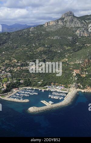 Italie, Sardaigne, Baunei : vue aérienne de la côte sarde, à l'est de l'île, du golfe d'Arbatax et de Santa Maria Navarrese avec sa marina Banque D'Images