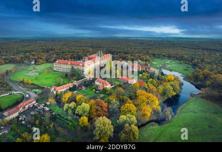 Lubiaz, Pologne. Vue aérienne du monastère cistercien historique (le plus grand du monde) Banque D'Images