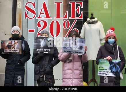 27 novembre 2020, Kiev, Ukraine: Des militants ukrainiens des droits des animaux tiennent des pancartes lors de la manifestation du « vendredi sans fourrure » devant un magasin de fourrures à Kiev, Ukraine, 27 novembre 2020. Les militants des droits des animaux ont protesté près des magasins de fourrure de la capitale, appelés à ne pas acheter de vêtements de fourrure le Black Friday. (Image crédit : © Serg Glovny/ZUMA Wire) Banque D'Images