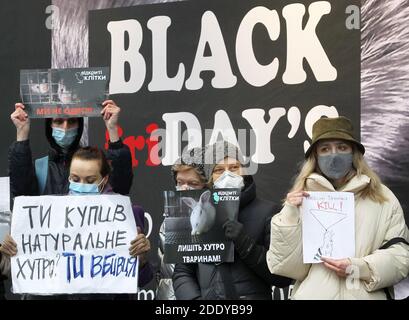 27 novembre 2020, Kiev, Ukraine: Des militants ukrainiens des droits des animaux tiennent des pancartes lors de la manifestation du « vendredi sans fourrure » le vendredi noir à Kiev, Ukraine, 27 novembre 2020. Les militants des droits des animaux ont protesté près des magasins de fourrure de la capitale, appelés à ne pas acheter de vêtements de fourrure le Black Friday. (Image crédit : © Serg Glovny/ZUMA Wire) Banque D'Images