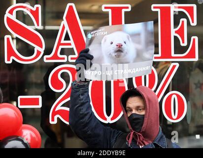 27 novembre 2020, Kiev, Ukraine: Un militant ukrainien des droits des animaux tient un écriteau lors de la manifestation du « vendredi sans fourrure » devant un magasin de fourrures à Kiev, Ukraine, 27 novembre 2020. Les militants des droits des animaux ont protesté près des magasins de fourrure de la capitale, appelés à ne pas acheter de vêtements de fourrure le Black Friday. (Image crédit : © Serg Glovny/ZUMA Wire) Banque D'Images