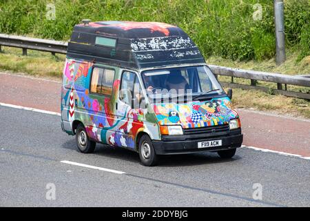 1989 80 fourgonnette multicolore ford; circulation automobile, transport, véhicules modernes, pop top, caddy, transporter, camping-cars, kombi, combi, fourgonnette campervan, camping-car, conversion, conversions, microbus, bus, campeurs, camping-cars, véhicule sur les routes britanniques, moteurs, moto sur l'autoroute M6 Banque D'Images