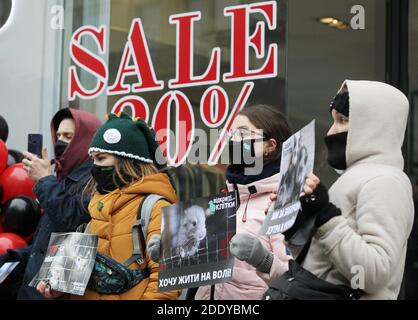 Kiev, Ukraine. 27 novembre 2020. Les militants ukrainiens des droits des animaux tiennent des pancartes lors de la manifestation du « vendredi sans fourrure » devant un magasin de fourrures à Kiev, en Ukraine, le 27 novembre 2020. Les militants des droits des animaux ont protesté près des magasins de fourrure de la capitale, appelés à ne pas acheter de vêtements de fourrure le Black Friday. Crédit : Serg Glovny/ZUMA Wire/Alay Live News Banque D'Images