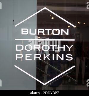 Photo du dossier datée du 29/05/18, d'une succursale de Burton Dorothy Perkins, située sur Oxford Street, dans le centre de Londres. L'empire Arcadia de Sir Philip Green a déclaré qu'il travaillait sur des « options de contingence pour assurer l'avenir des marques du groupe » après avoir signalé qu'il s'effondrera en quelques jours, avec 15,000 emplois à risque. Banque D'Images