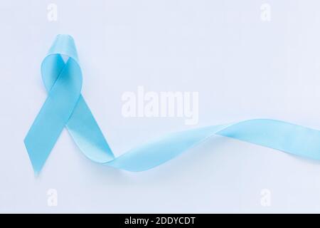 Ruban bleu clair sur fond blanc isolé avec espace de copie. Symbole mois de sensibilisation au cancer de la prostate et lymphoedème. Soins médicaux et dans Banque D'Images