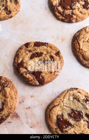 Biscuits de morceaux de chocolat fraîchement sortis du four avec du chocolat fondu sur le dessus. Banque D'Images