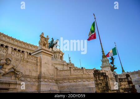 Piazza Venezia et drapeaux italiens sur elle pendant la journée ensoleillée. Banque D'Images