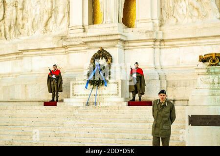 Des soldats italiens en face de la Piazza Venezia et ils sont à l'écoute de la guirlande. Banque D'Images