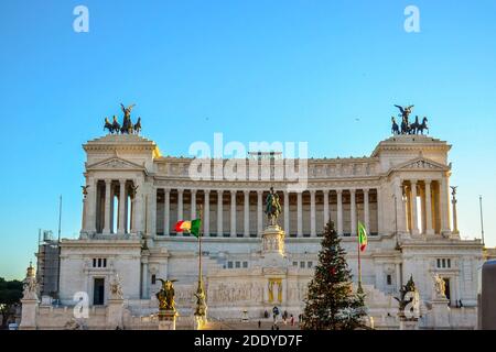 ITALIE, ROME, 23.12.2011. Piazza Venezia et drapeaux italiens sur elle pendant la journée ensoleillée. Banque D'Images