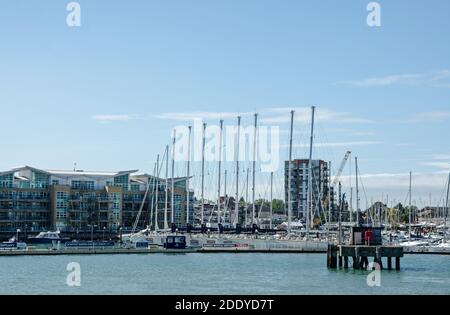 Gosport, Royaume-Uni - 8 septembre 2020 : vue de Gosport Marina avec un certain nombre de yachts impliqués dans la course Clipper Round the World amarrés au soleil. Banque D'Images