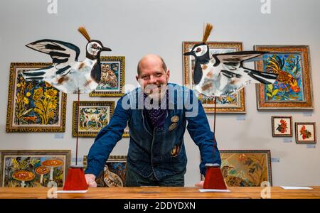 Scottish Gallery, Édimbourg, Écosse, Royaume-Uni, 27 novembre 2020. Aperçu de la nouvelle exposition : la Ménagerie de Mark Hearld. L'exposition présente une série d'estampes, de boiseries et de linocuts de Mark Hearld. Photo : Mark Hearld avec ses imprimés colorés de la faune britannique Banque D'Images