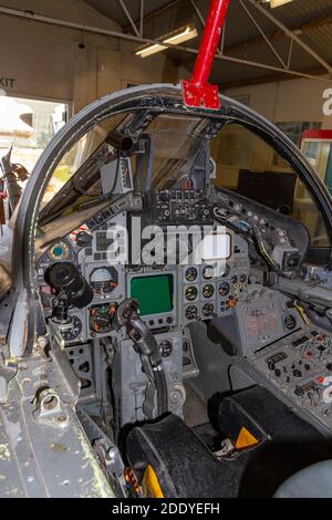 Cockpit à l'intérieur d'un simulateur de mission Tornado F3, Thorpe Camp Visitor Centre, une caserne de la Royal Air Force de la Seconde Guerre mondiale, Lincolnshire, Royaume-Uni. Banque D'Images