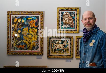 Scottish Gallery, Édimbourg, Écosse, Royaume-Uni, 27 novembre 2020. Aperçu de la nouvelle exposition : la Ménagerie de Mark Hearld. L'exposition présente une série d'estampes, de boiseries et de linocuts de Mark Hearld. Photo : Mark Hearld avec ses imprimés colorés de la faune britannique Banque D'Images