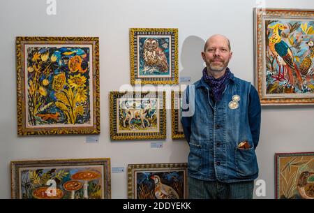 Scottish Gallery, Édimbourg, Écosse, Royaume-Uni, 27 novembre 2020. Aperçu de la nouvelle exposition : la Ménagerie de Mark Hearld. L'exposition présente une série d'estampes, de boiseries et de linocuts de Mark Hearld. Photo : Mark Hearld avec ses imprimés colorés de la faune britannique Banque D'Images