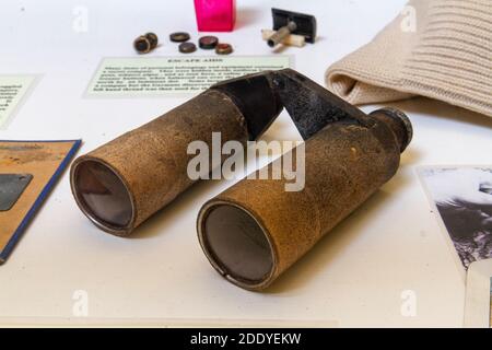 Paire de jumelles fabriquées par des prisonniers de guerre britanniques en carton et verres, Thorpe Camp Visitor Center, une caserne de l'Armée de l'Air Royal de la Seconde Guerre mondiale, Lincs, Royaume-Uni. Banque D'Images