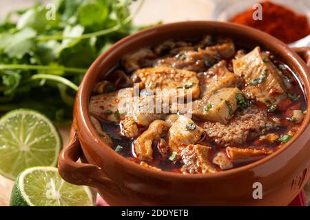 Soupe traditionnelle de mondongo ou d'el menudo sur une table en bois Banque D'Images